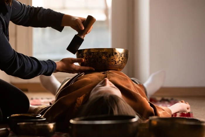 Praticien en séance de massage sonore